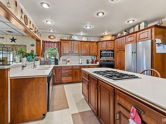 2nd image of 828 Lauer Ln