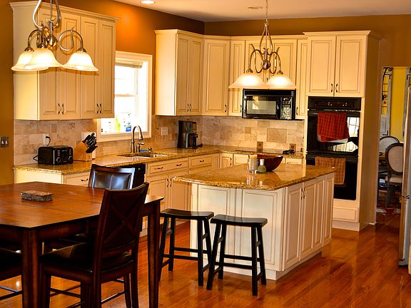 Kitchen and Breakfast Area