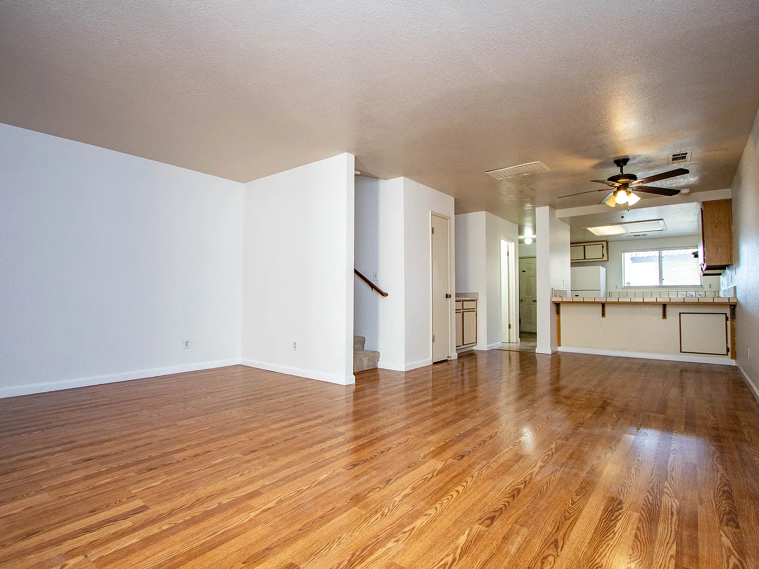 2 bed, 2.5 bath, 1368 sqft, $1,950 — Photo 2