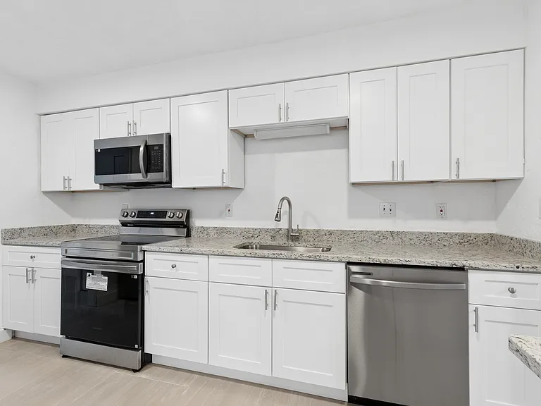 220 NW 33rd Ave — Photo 3