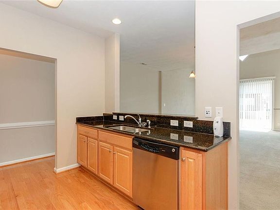4th image of 1003 Christiana Cir