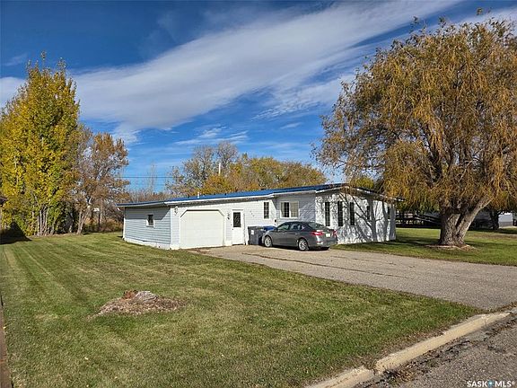 3rd image of 720 Maple DRIVE