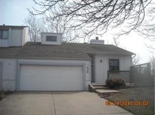 638 NW Valleybrook Rd, Blue Springs, MO 64014