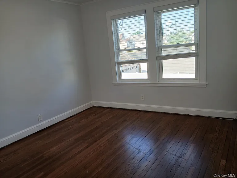 666 Willis Ave — Photo 6