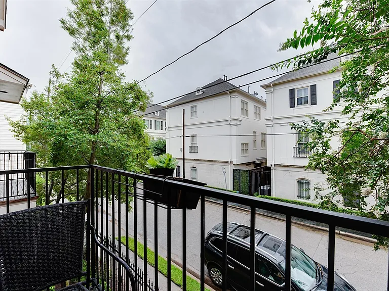 1310 W Webster St — Photo 29