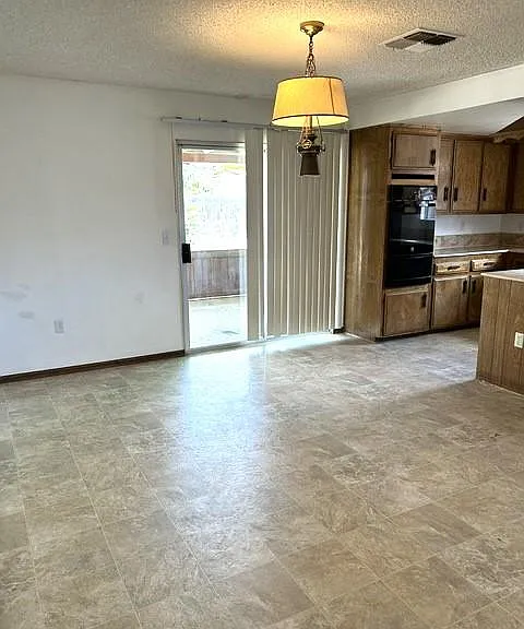 716 Robert Dr — Photo 5