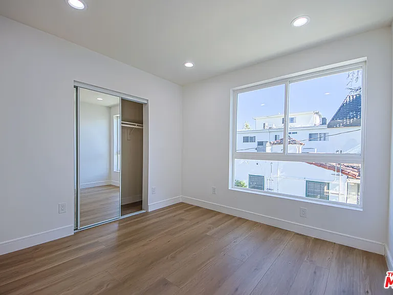 10801 Kling St — Photo 47
