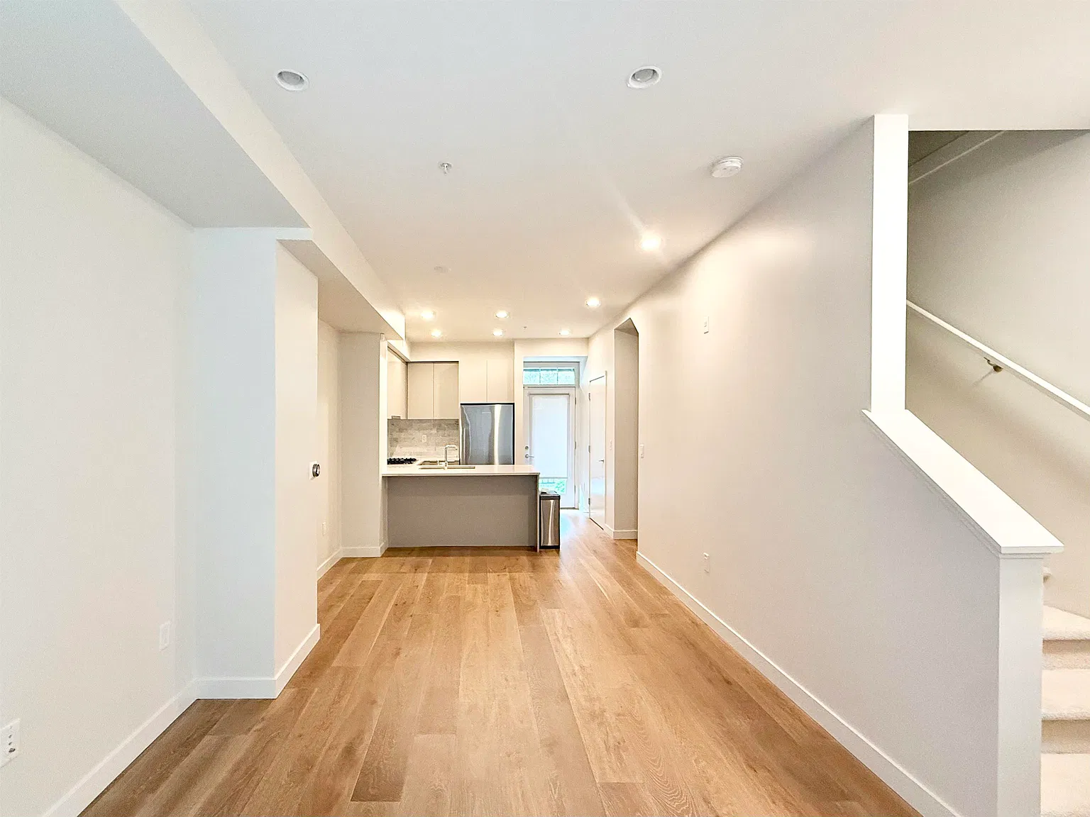 3 bed, 1255 sqft, $4,200 — Photo 4