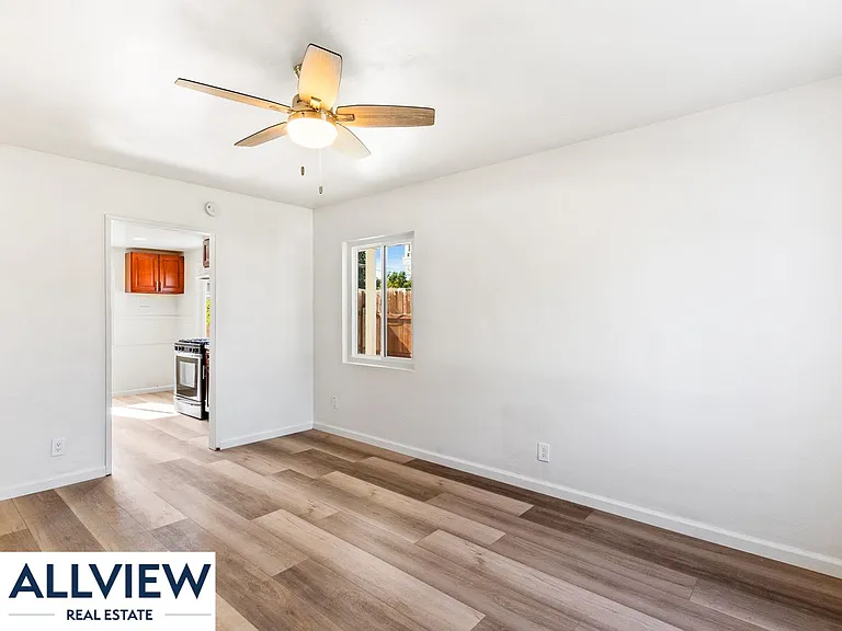 452 South Shaffer Street — Photo 2