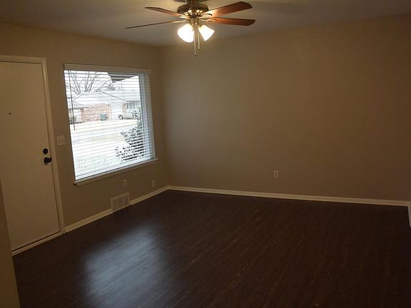 3rd image of 34 E 21st St