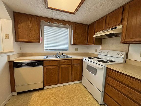 5th image of 820 S Floral Ave