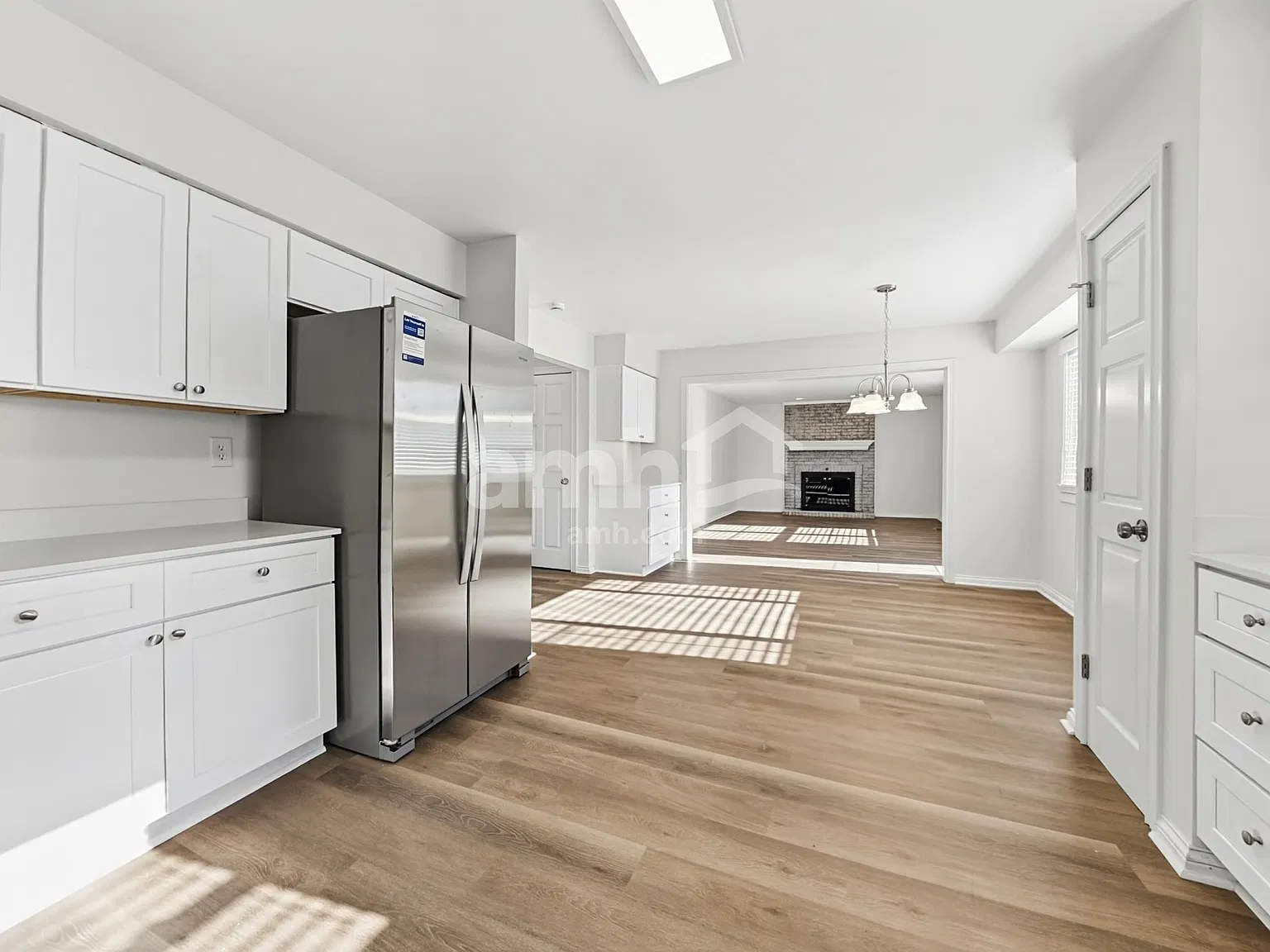 4 bed, 2.5 bath, 2299 sqft, $3,025 — Photo 4