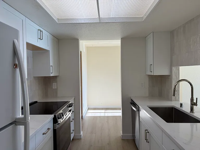 520 Pine St #204 — Photo 11
