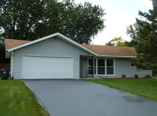 102 Longmeadow Dr, Lindenhurst, IL 60046