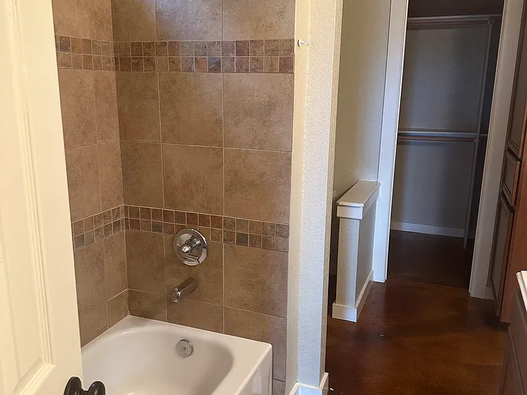 1005 Live Oak Dr — Photo 9
