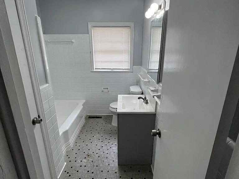 1000B 5th Ave — Photo 6