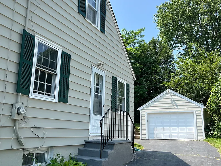 48 Spring Ln — Photo 3