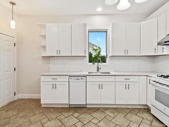 4th image of 13 Hanford Ave Floor 1