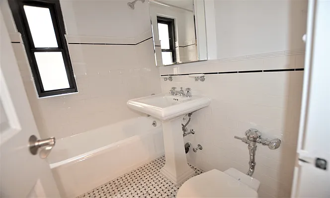 Rented by Manhattan Realty Group | media 18