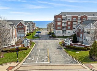 3926 S Lake Dr #1142, Saint Francis, WI 53235