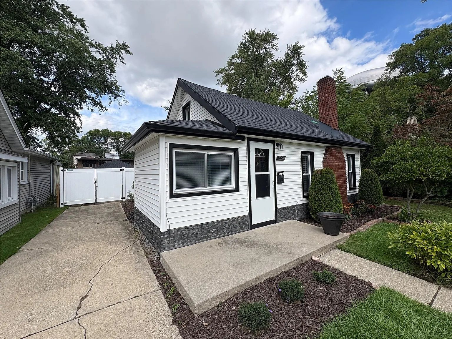 2 bed, 1.0 bath, 967 sqft, $1,750 — Photo 2