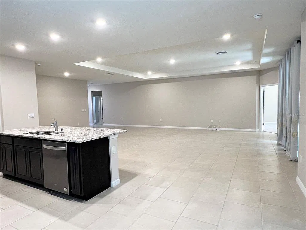 4 bed, 3.0 bath, 2393 sqft, $2,750 — Photo 4