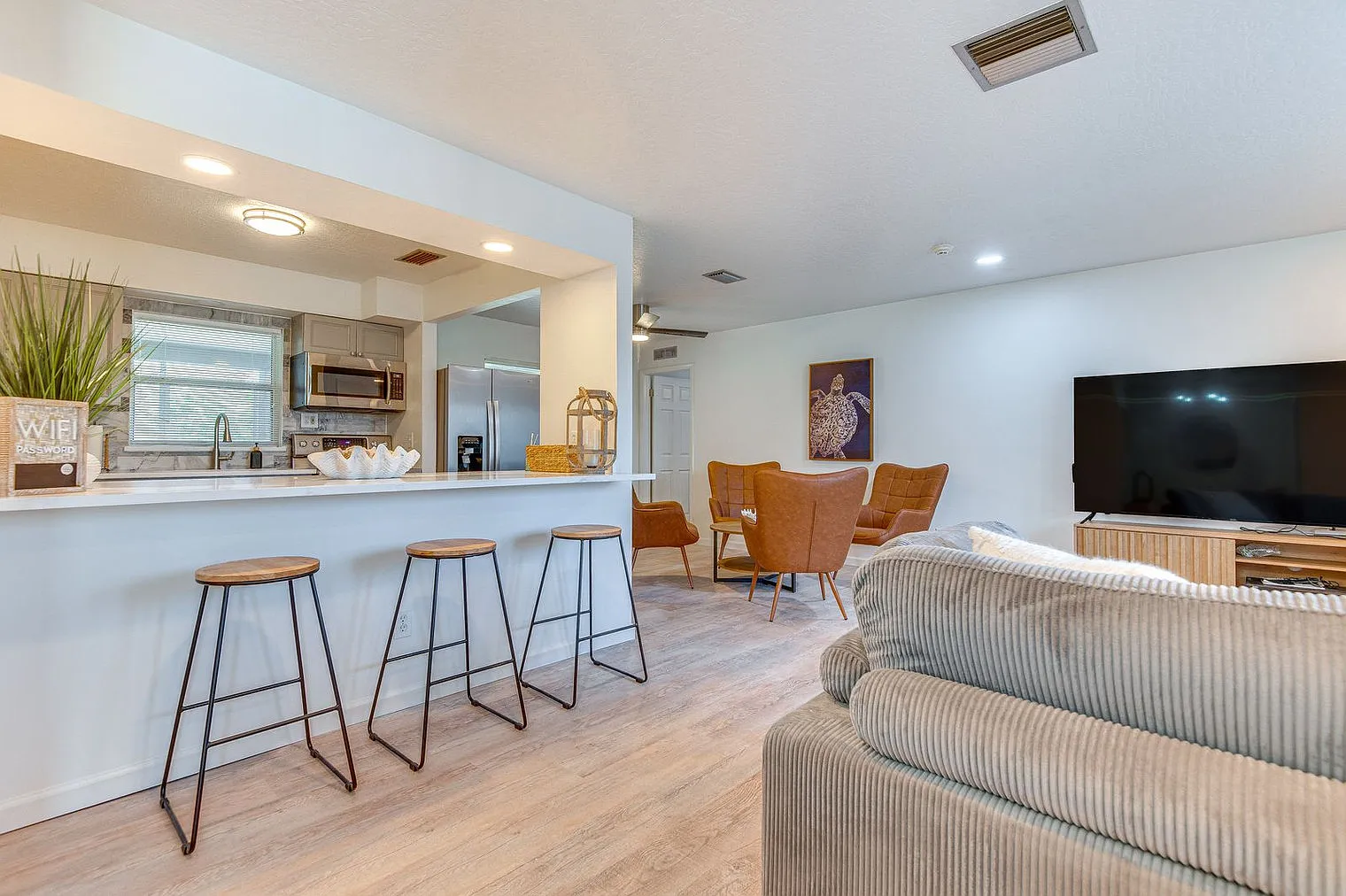 4 bed, 2.0 bath, 2142 sqft, $6,031 — Photo 4