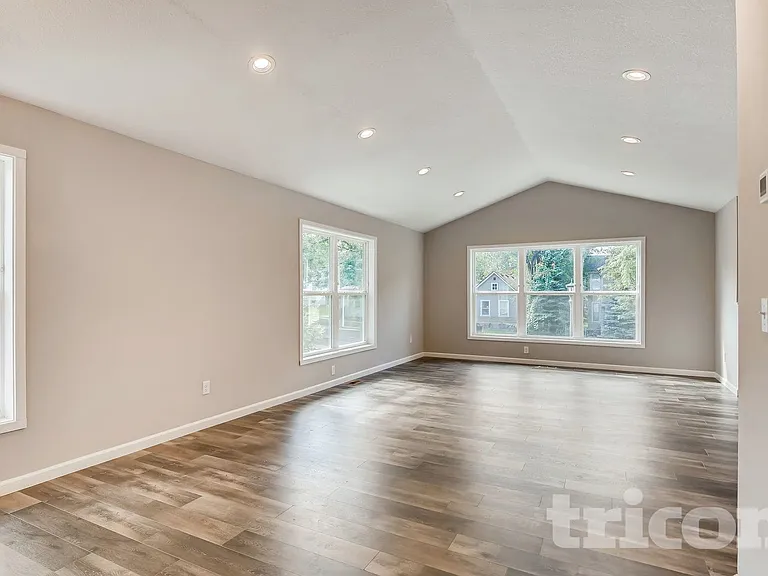 457 Lawson Ave W — Photo 5