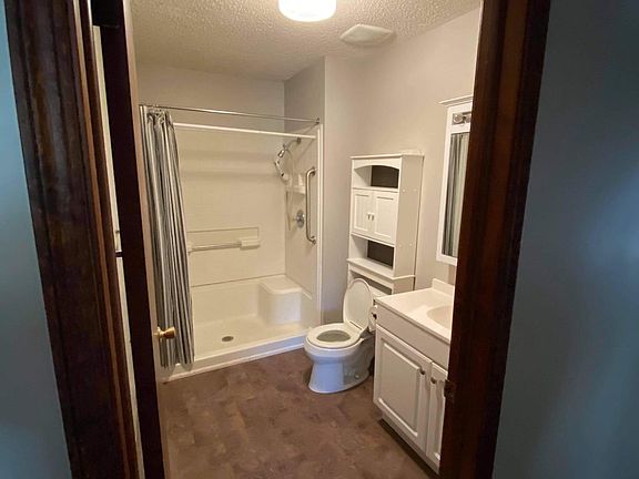 3rd image of 608 Boeckman Dr