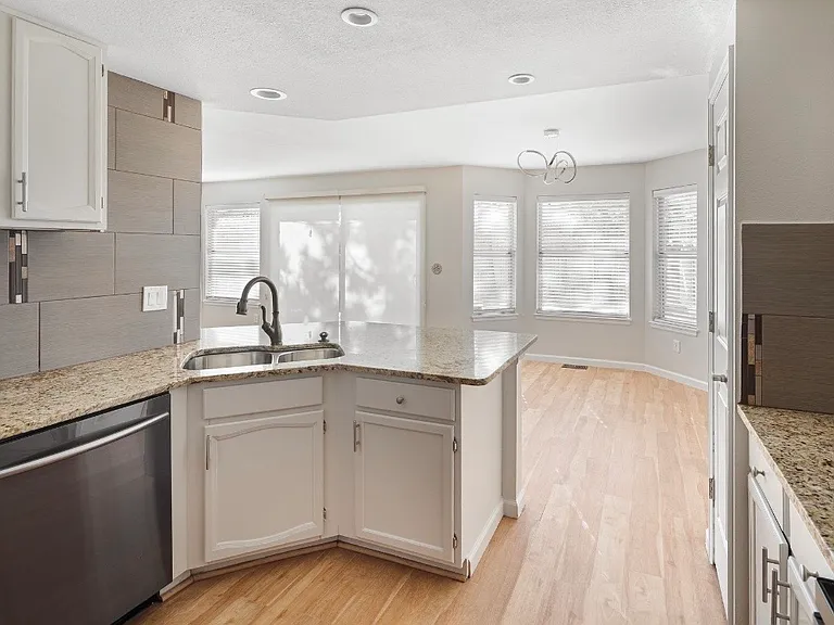 2060 E Phillips Ln — Photo 27