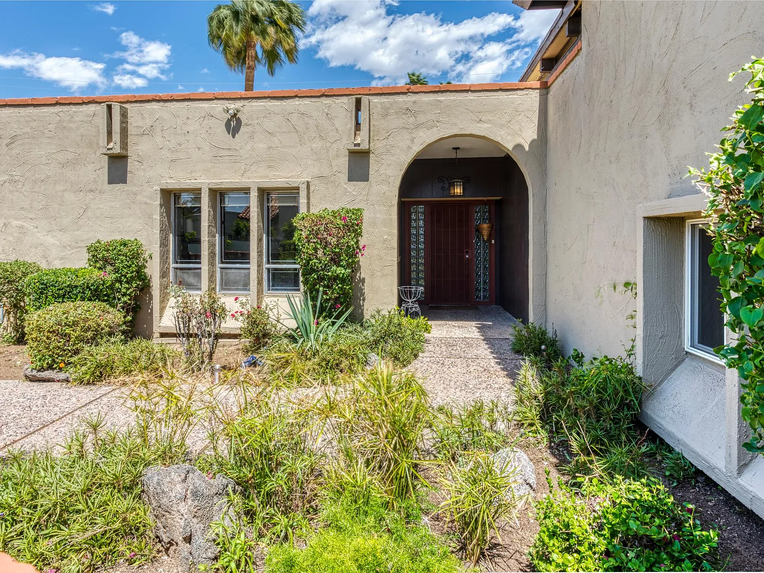 1542 E Solano Dr — Photo 3