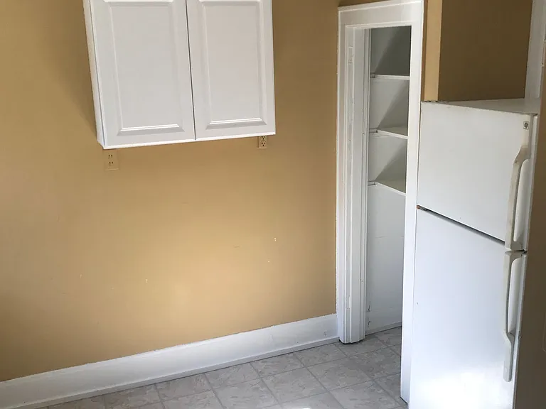 One-Bedroom Unit Available in Walnut Hills - Heat and Water Included — Photo 3
