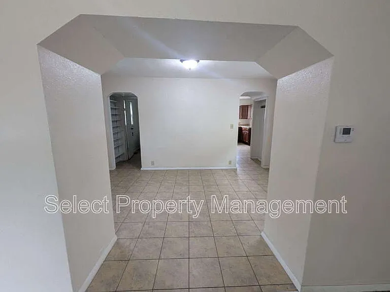 122 W Creighton Ave — Photo 5