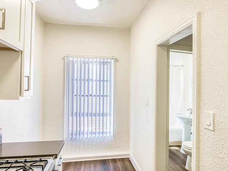 Gordon Street Apartments — Photo 6