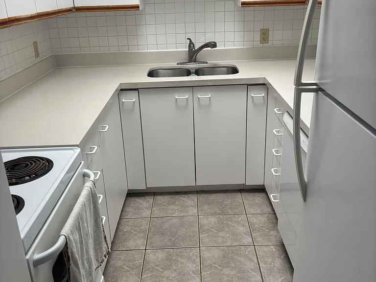 196 Carlton St #3 — Photo 4