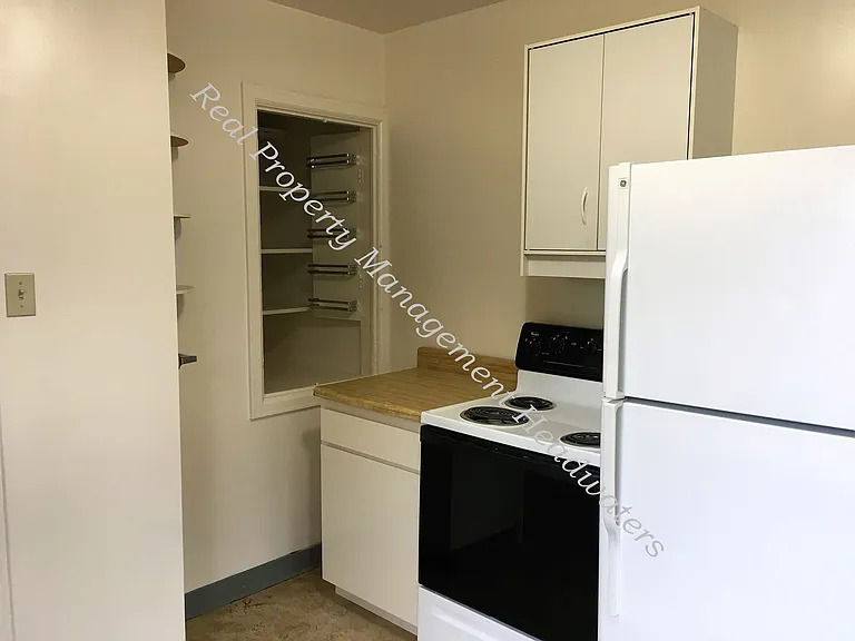 820 E Broadway St — Photo 5