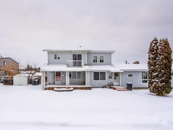 907/909 8th St, Cold Lake, AB T9M 1H7