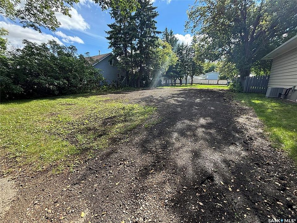 1st image of 203 Bemister AVENUE W