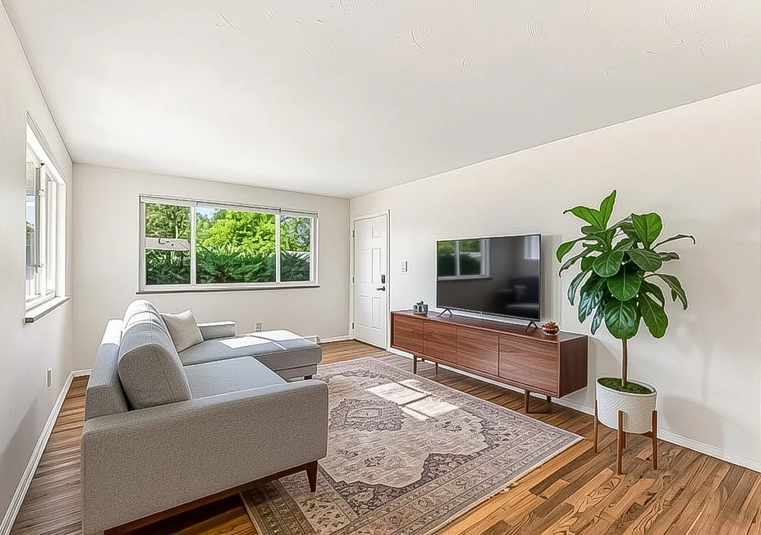 Charming Home in Lakewood! — Photo 3