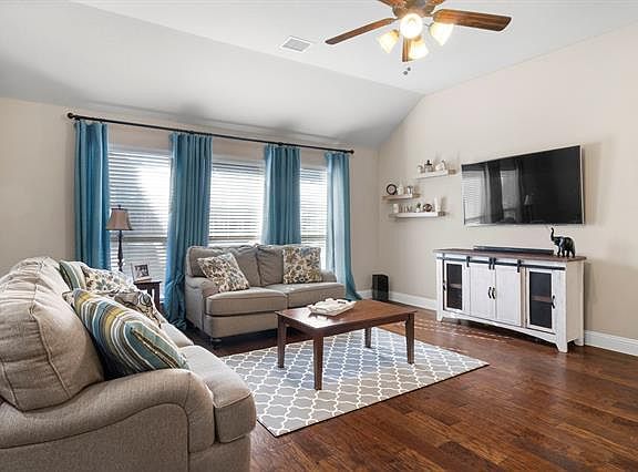3rd image of 818 Fannin Dr