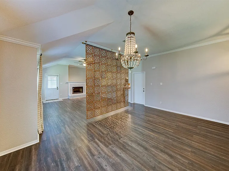 402 Live Oak Ln — Photo 6