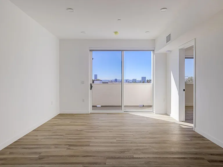 Fairfax Apartments — Photo 39