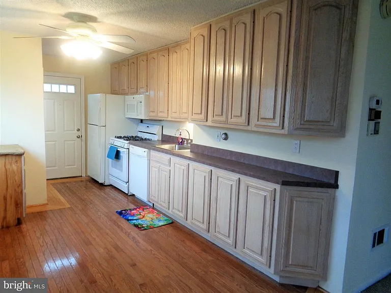 553 Doloro Dr — Photo 3