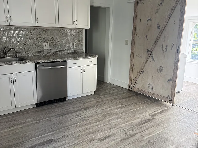 205 E East St — Photo 4