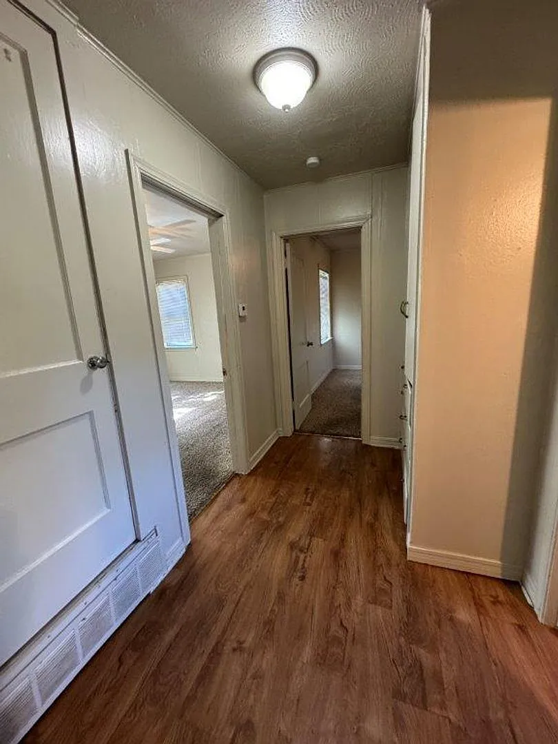 Lots of character, wood vinyl flooring and carpet, large, fenced yard, ready for move in! — Photo 3