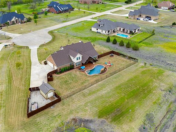 3rd image of 9 Greenhollow Ln