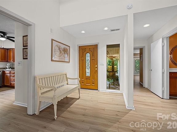 4th image of 2 Five Oaks Ln #2