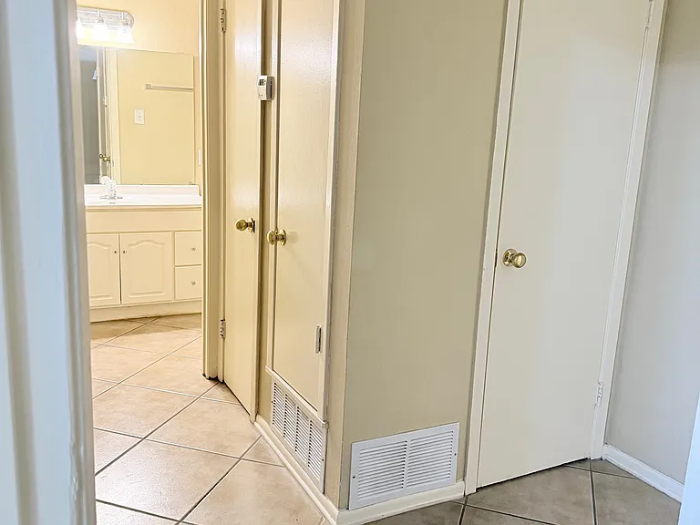 Ricks Apartments — Photo 23