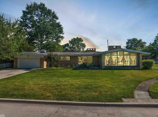 22400 Bayview Dr, Saint Clair Shores, MI 48081