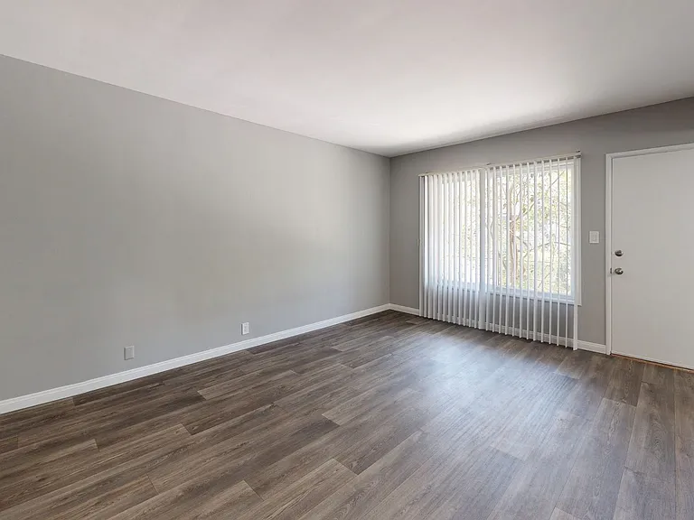 Overland Avenue Apartments — Photo 31